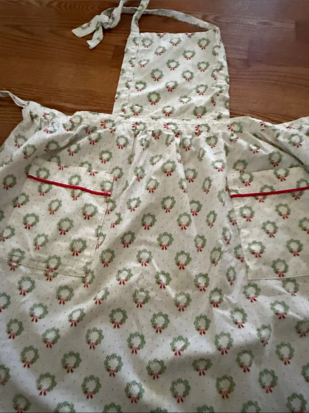 Holiday Wreath Cotton Apron - White/Green/Red